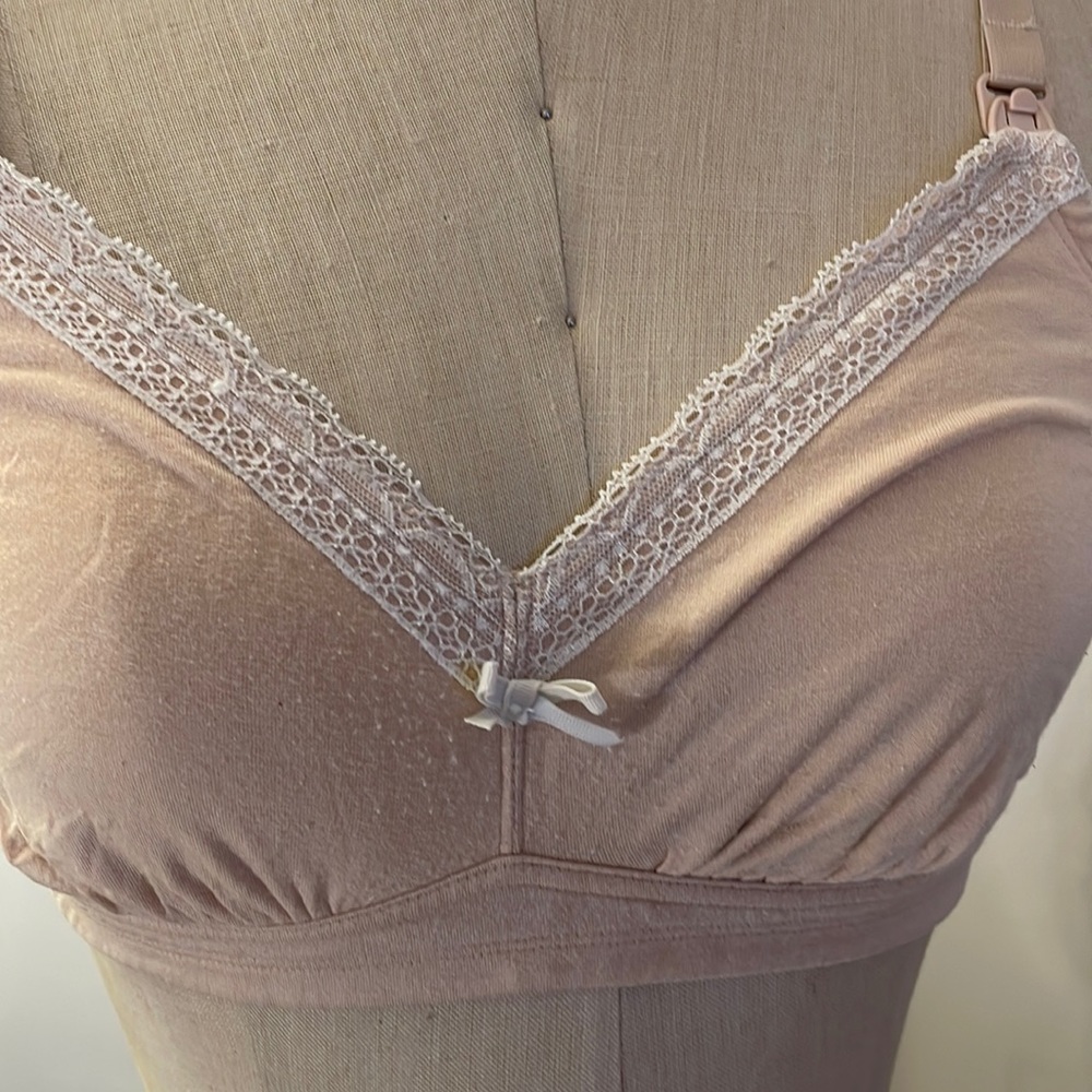 Gilligan & O’Malley Nude nursing bra with lace detail XL - Picture 3 of 8